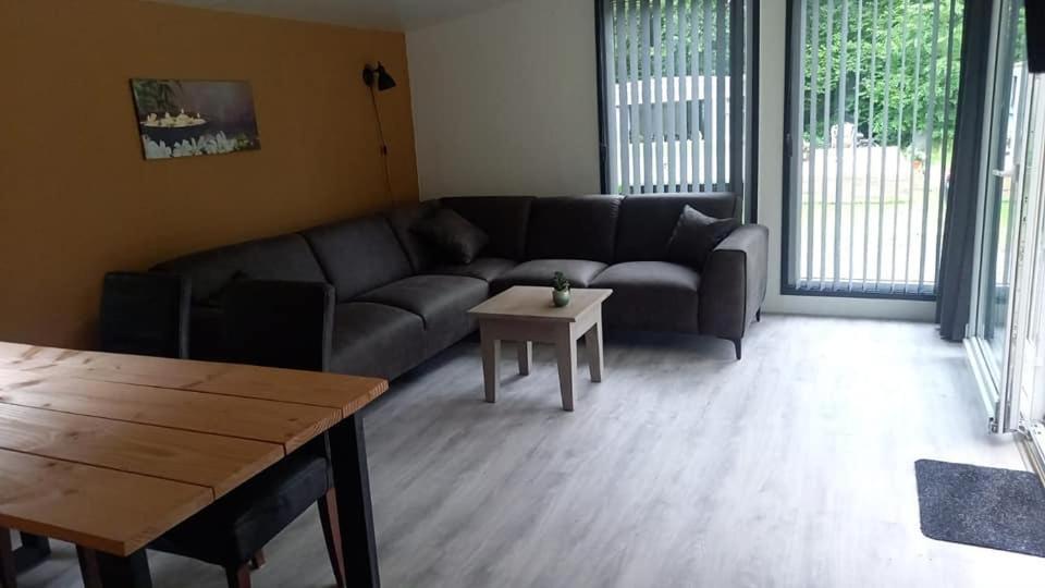 Chalet 2 Landgoedcamping Nienoord In Leek Extérieur photo
