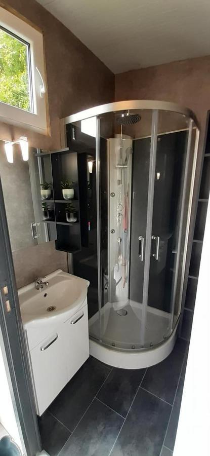 Chalet 2 Landgoedcamping Nienoord In Leek Extérieur photo